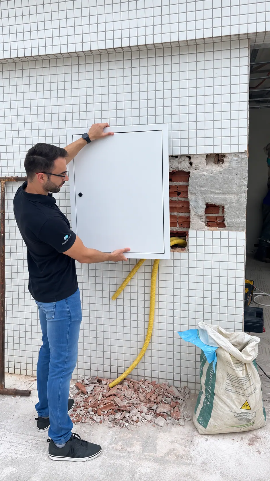 Instalação do quadro de automação durante a obra