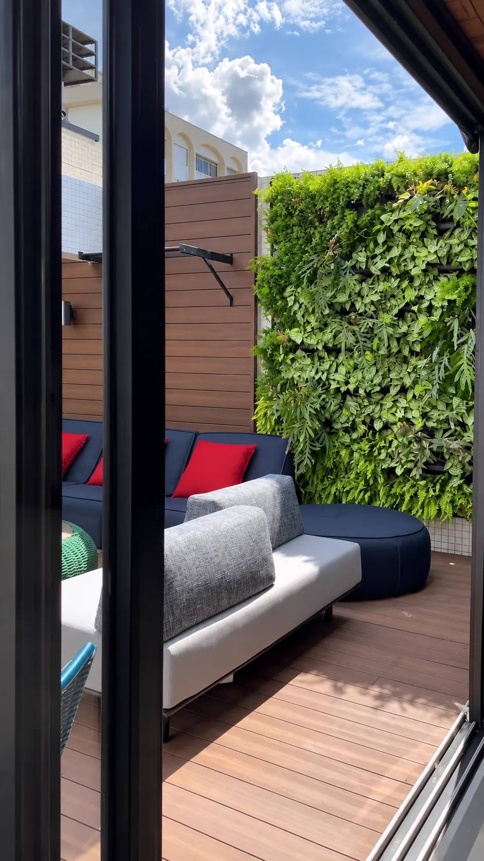 Varanda com jardim vertical e mobiliário
